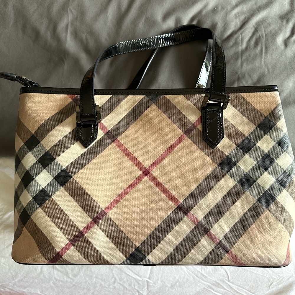 Burberry tot in a mint condition authentic 100%
